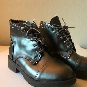 Super Cute Lov Mark Metallic Booties!